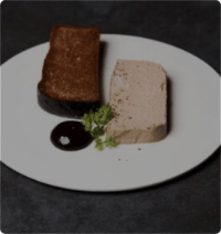 Toast de foie gras servi sur une assiette